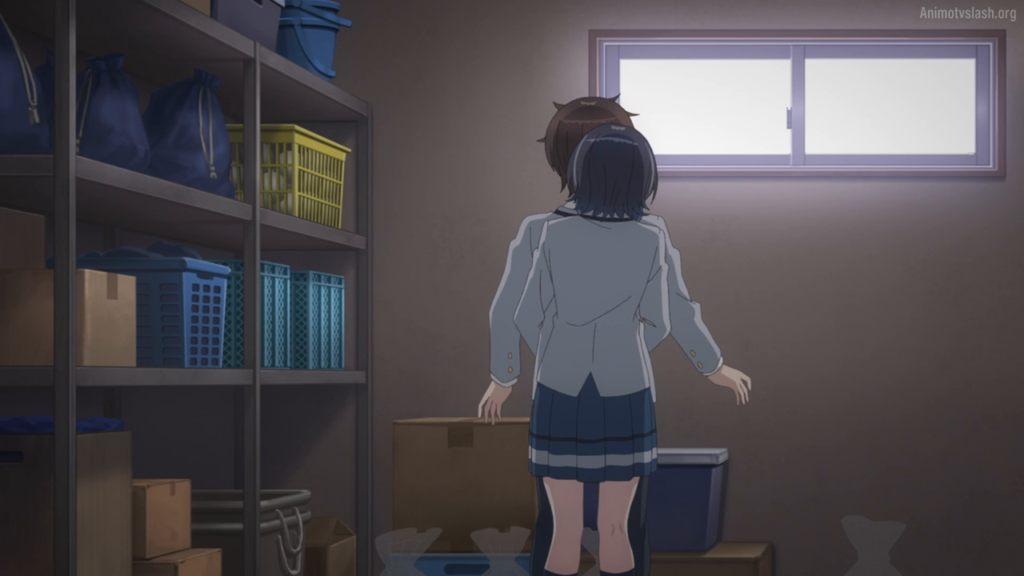 I Made Friends with the Second Prettiest Girl in My Class Episódio 4 - O Segredo Acabou! Asanagi, Maki e o Triângulo de Sinceridade que Explodiu no Festival 5 I Made Friends with the Second Prettiest Girl in My Class Episodio 4 Asanagi abracando maki por tras